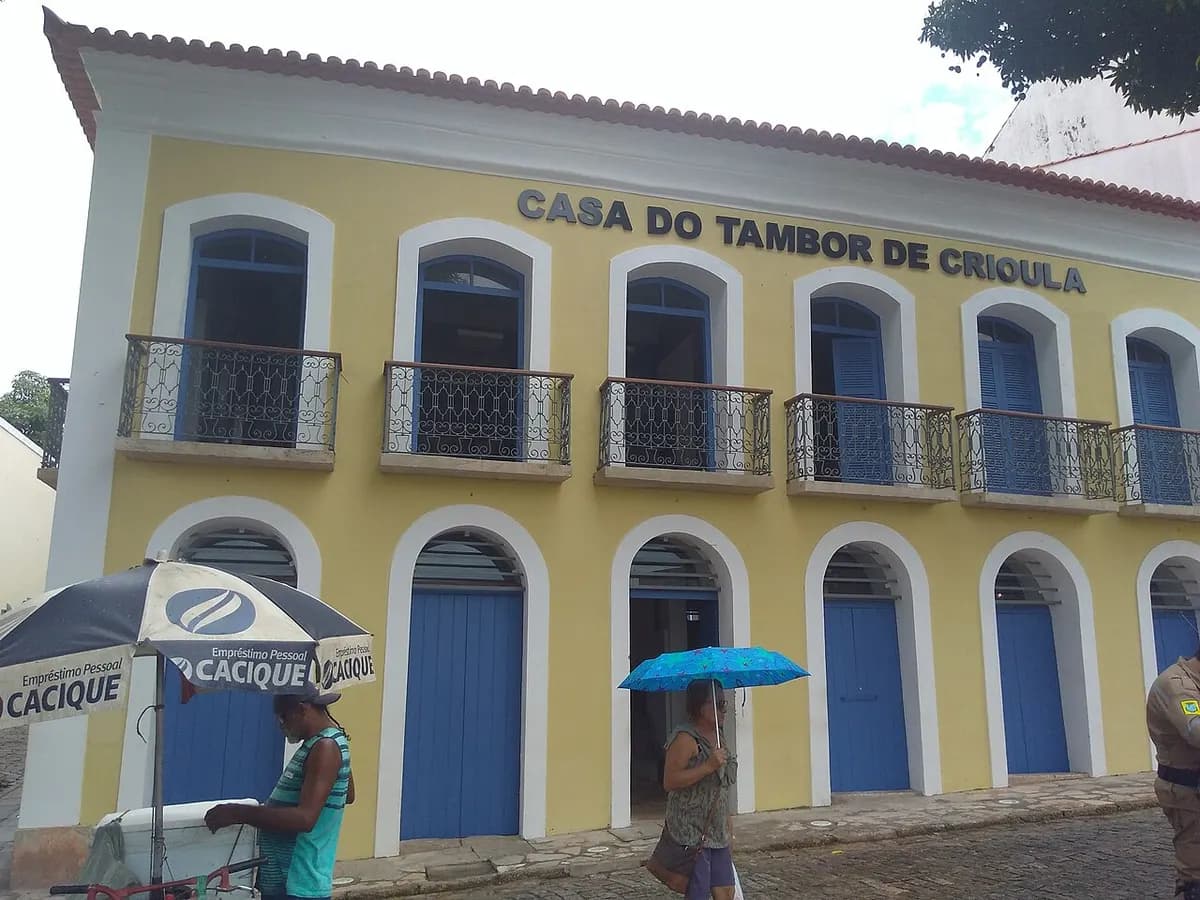 Fachada amarela de casarão com portas azuis e o letreiro Casa do Tambor de Crioula, na Rua da Estrela, Centro Histórico de São Luís