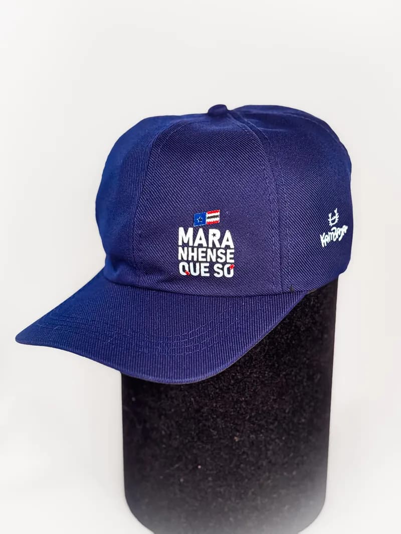 Boné azul marinho bordado com a frase Maranhense Que Só e a marca Kambada