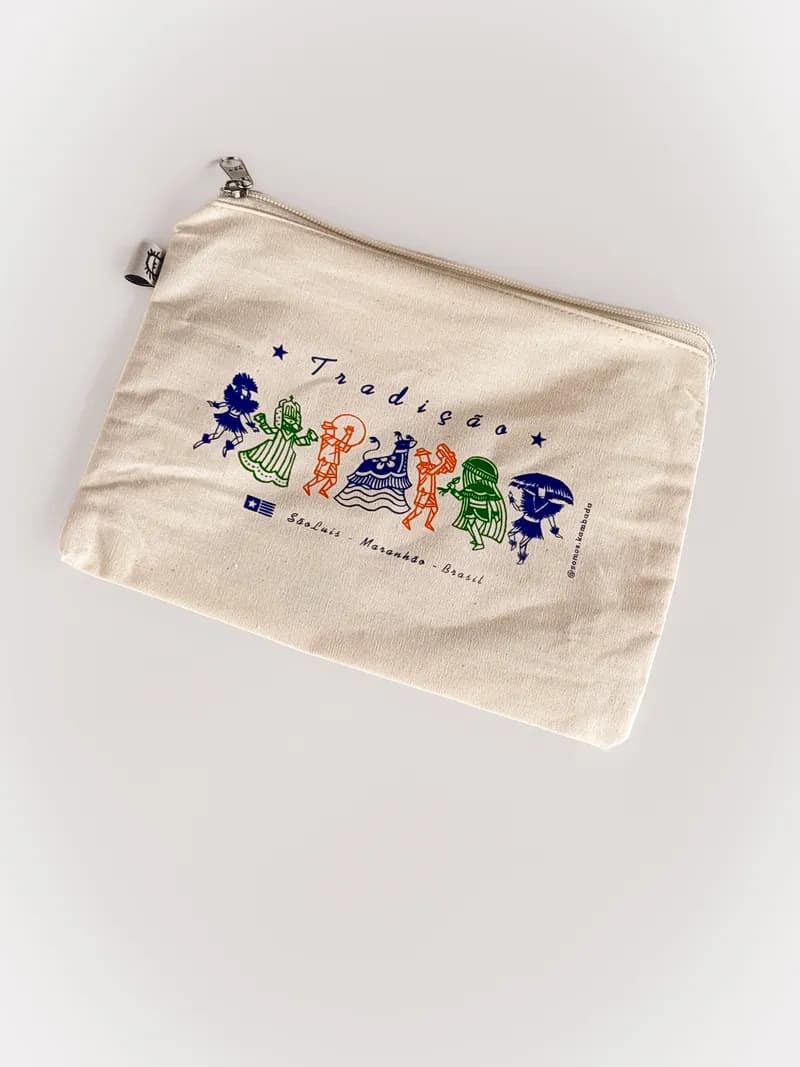 Necessaire de algodão cru com a estampa Tradição, mostrando figuras do Bumba Meu Boi