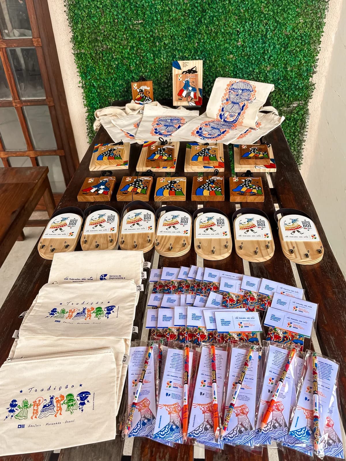Mostruário com matracas, ecobags, placas de porta-chaves, marcadores magnéticos e lápis personalizados feitos para o Senac