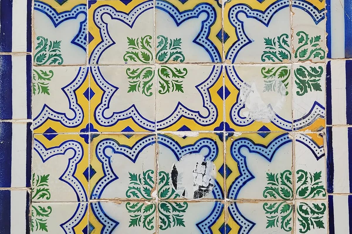 Parede coberta de azulejos portugueses azuis, amarelos e verdes no Centro Histórico de São Luís
